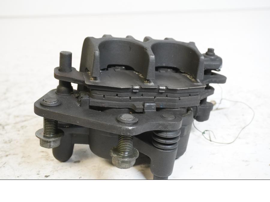 Höger sida på Bromsok från en Suzuki DL 1000 -2002 motorcykel.