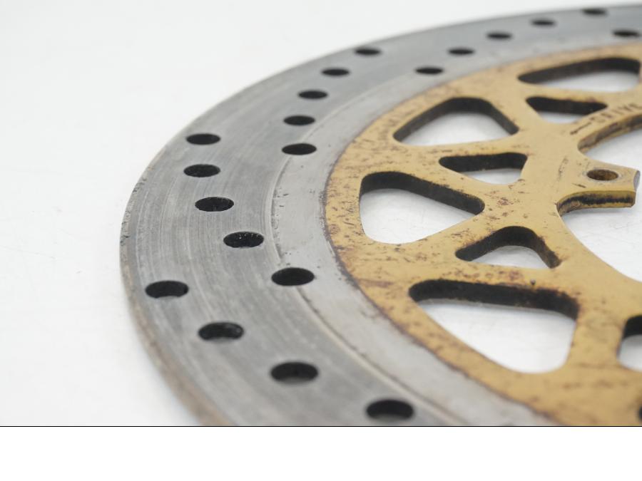 Snett uppifrån på Bromsskiva från en Honda NSR 125 -1991 motorcykel.