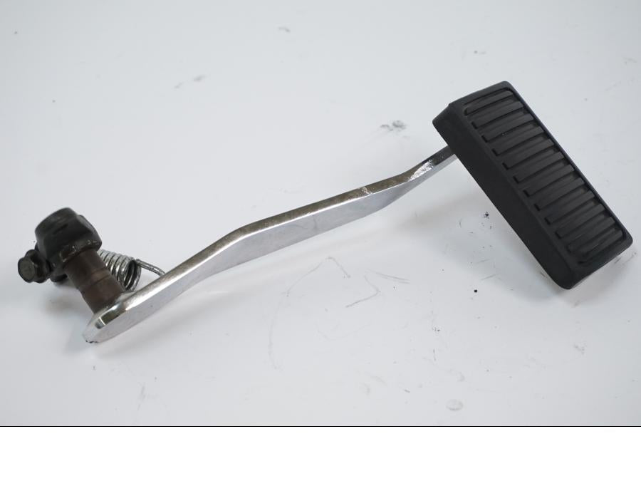 Framsidan på Bromspedal från en Kawasaki VN 1500 -2002 motorcykel.