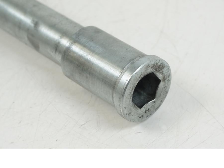 Baksidan på Axel från en Kawasaki ER-6F -2016 motorcykel.