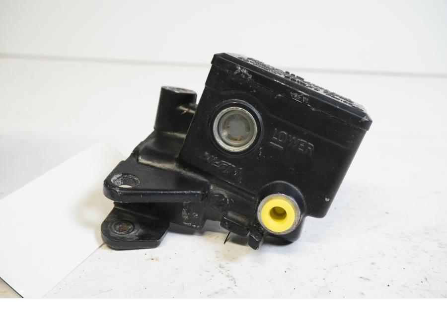 Framsidan på Bromshuvudcylinder från en Kawasaki ER-6N -2006 motorcykel.