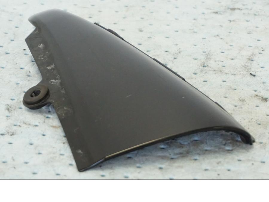 Baksidan på Bensintankskåpa från en Suzuki GSX 1300 BK -2008 motorcykel.