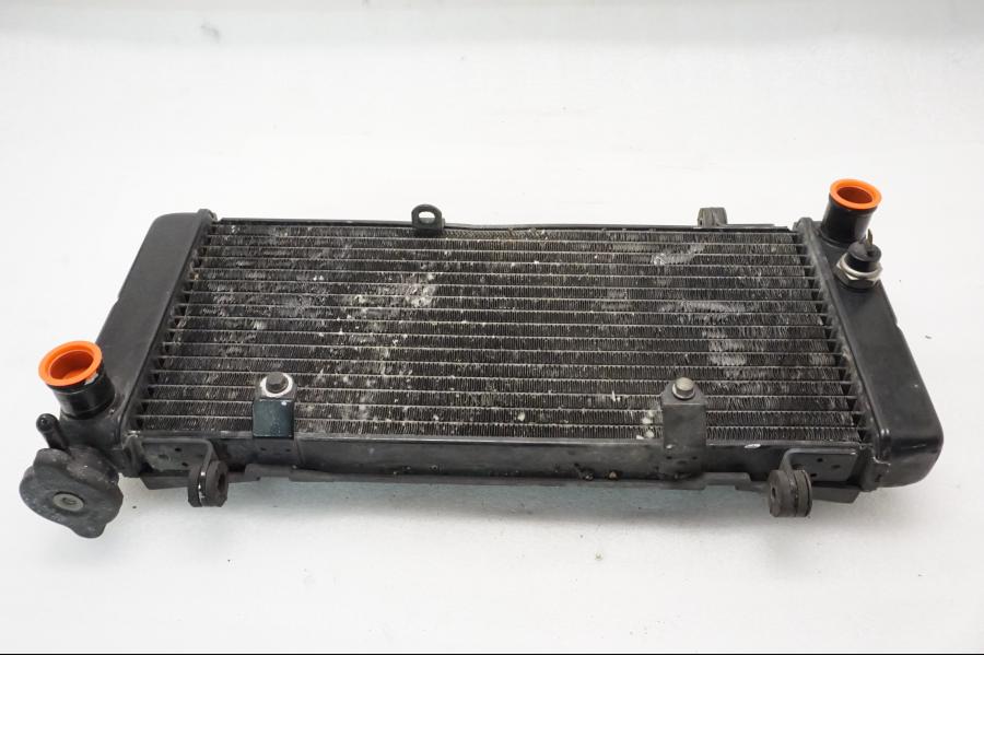 Baksidan på Vattenkyl från en Honda VFR 750 -1990 motorcykel.