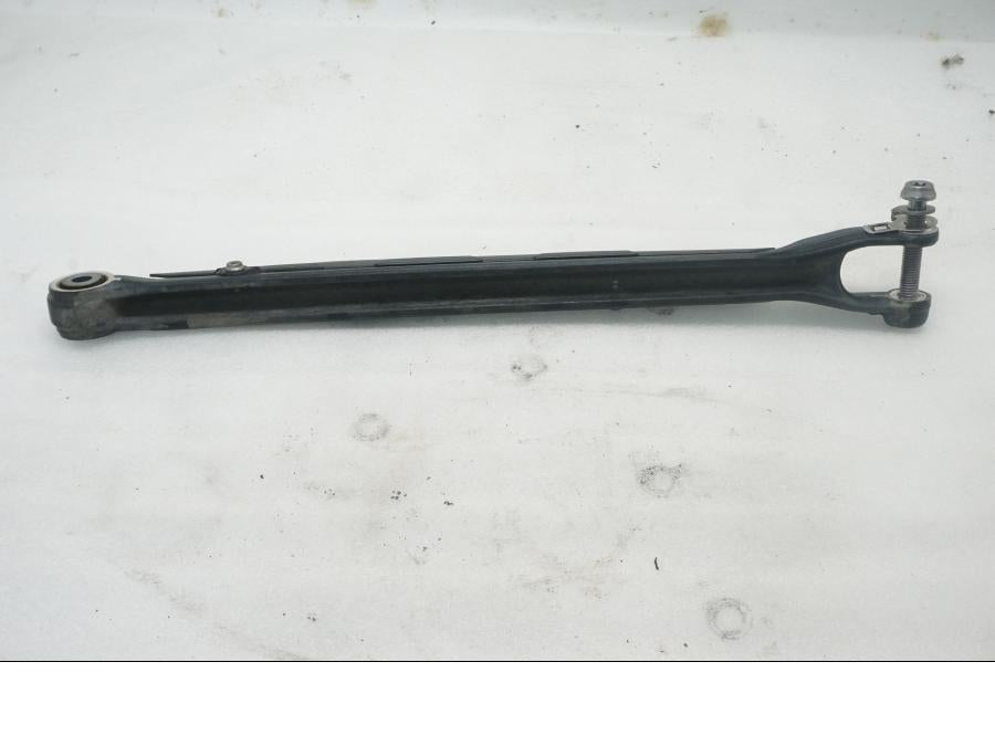 Baksidan på Parallellstag från en BMW R 1200 GSA -2017 motorcykel.