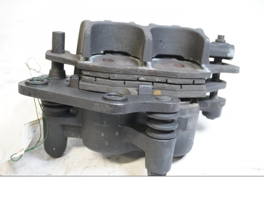 Höger sida på Bromsok från en Suzuki GSF 600 -2000 motorcykel.