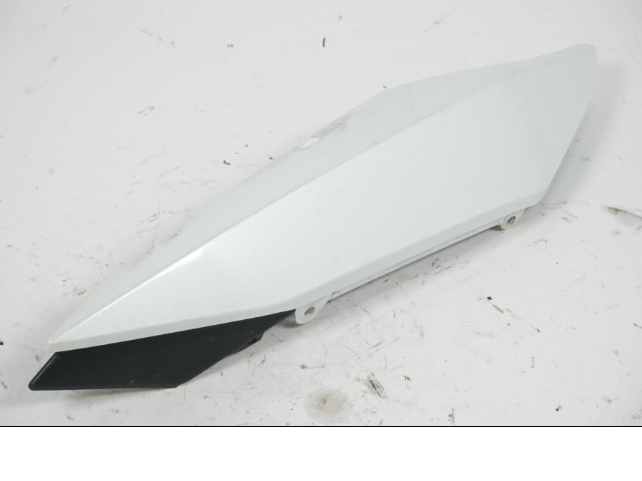 Snett uppifrån på Bakvinge från en Yamaha XJ 6 -2011 motorcykel.