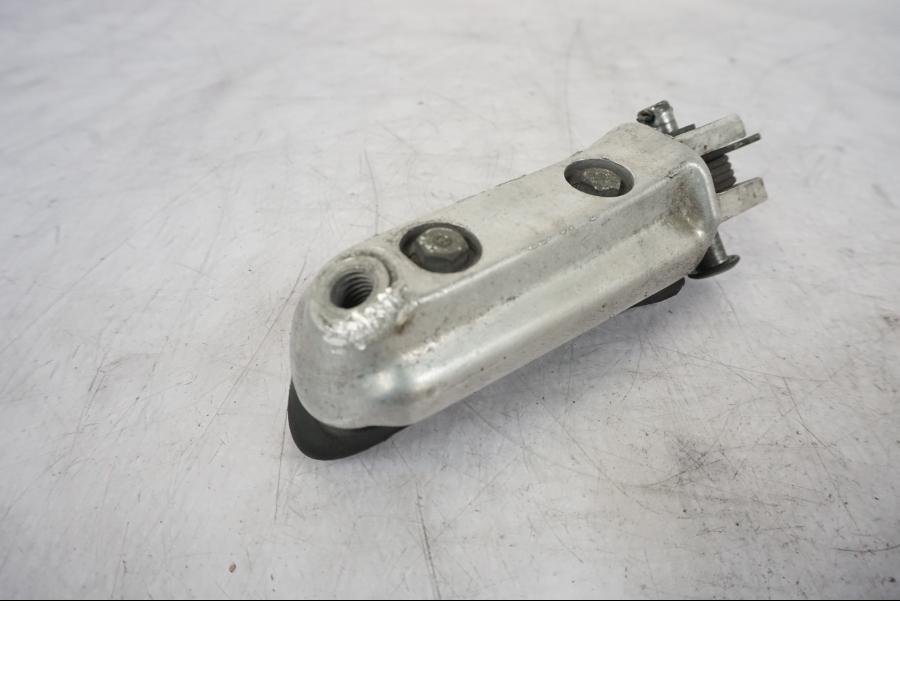 Snett nerifrån på Fotpinne från en Honda VTR 1000 F -1997 motorcykel.