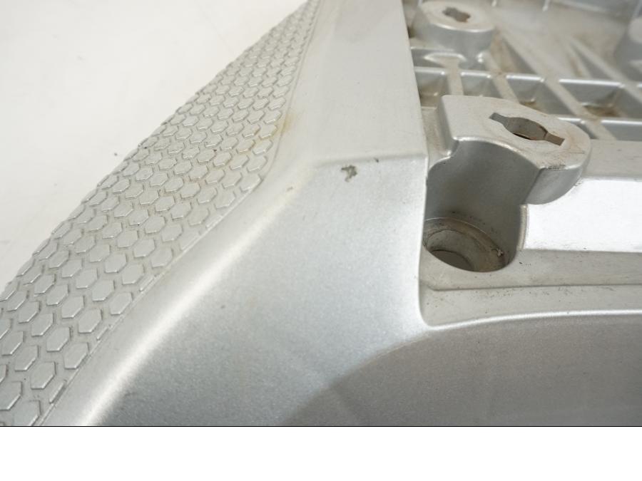 Vänster sida på Pakethållare från en Honda XL 1000 V -2008 motorcykel.