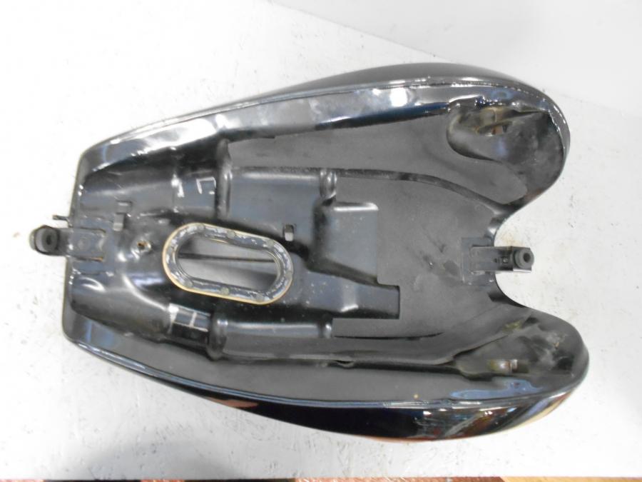Snett nerifrån på Bensintank från en Suzuki VZ 1600 -2004 motorcykel.