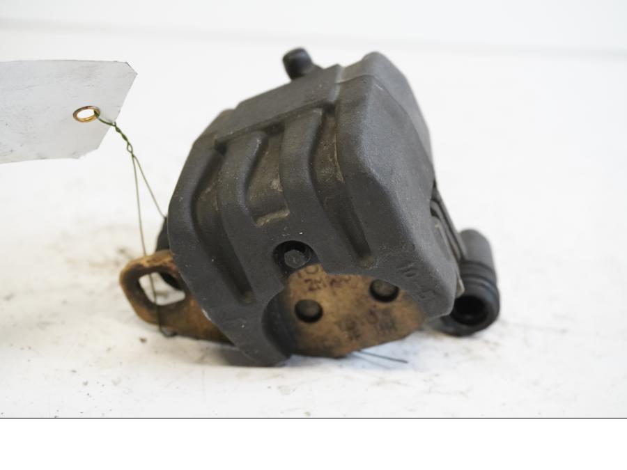 Baksidan på <p>Bromsok bak från Kawasaki ER-6N ABS 2011.</p>

<p>Tokico, 1-kolv.</p> motorcykel.