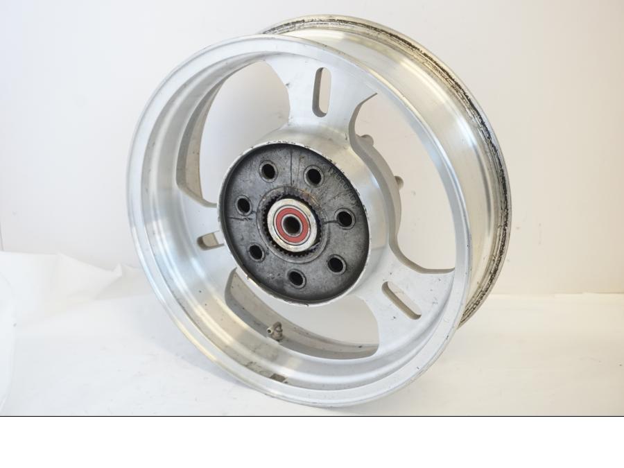 Framsidan på Fälg från en Kawasaki VN 1500 Mean Streak -2002 motorcykel.