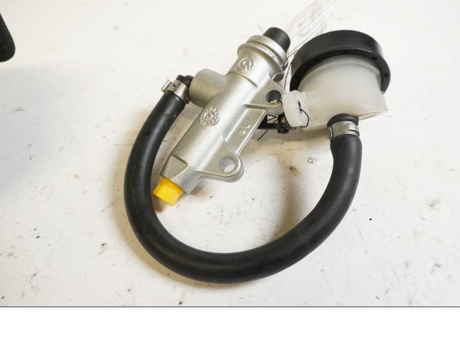 Framsidan på Bromshuvudcylinder från en BMW S 1000 R -2015 motorcykel.