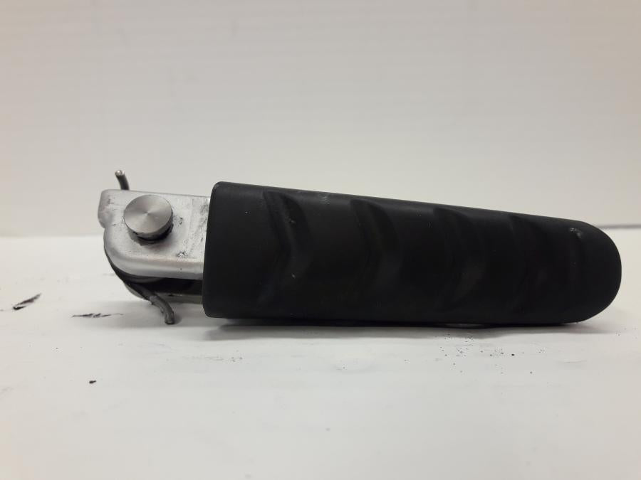 Framsidan på Fotpinne från en BMW R 1250 RS -2020 motorcykel.