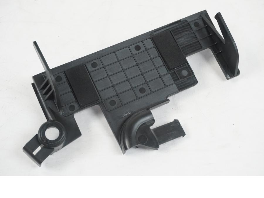 Höger sida på Batterihållare från en KTM 1290 Super Duke R EVO -2023 motorcykel.