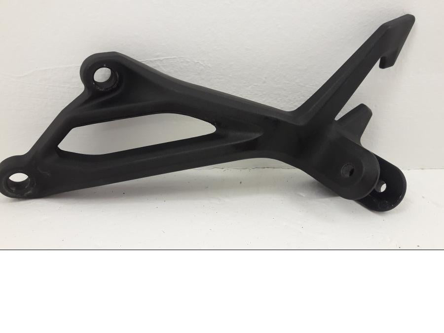 Framsidan på Fotpinnefäste från en Kawasaki Z 900 -2020 motorcykel.