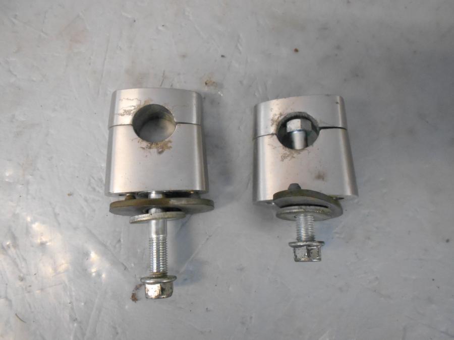 Framsidan på Styrfäste från en Suzuki GSX 1400 -2003 motorcykel.