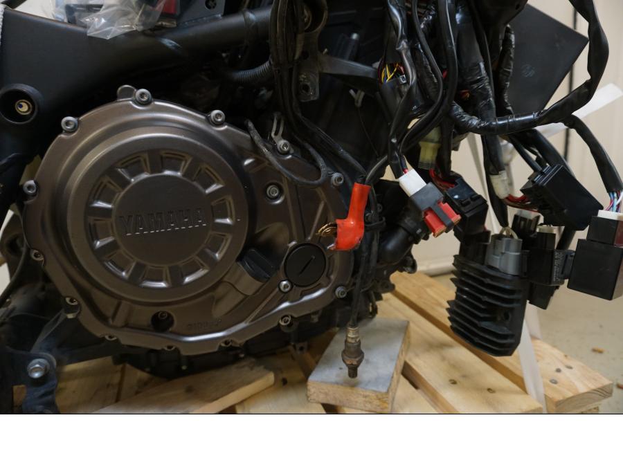 Baksidan på Motorpaket från en Yamaha XT 1200 A -2010 motorcykel.