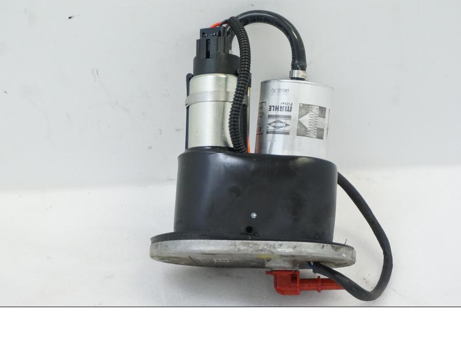 Baksidan på Bensinpump insprut från en Aprilia RSV 1000 -2010 motorcykel.