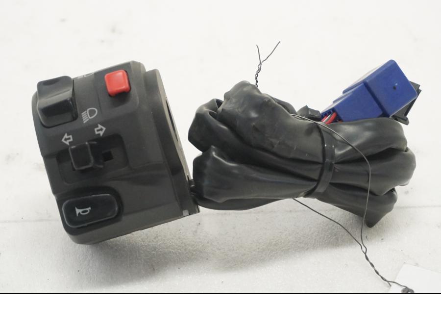 Framsidan på Styrelreglage från en Kawasaki Versys 650 -2008 motorcykel.