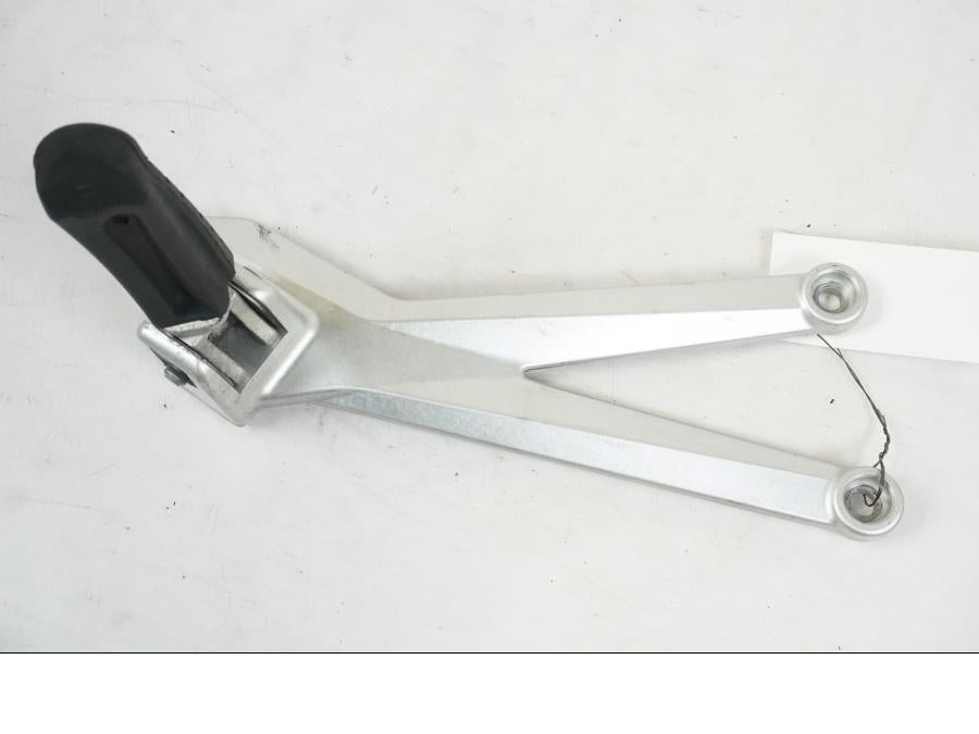 Baksidan på Fotpinne från en Husqvarna 701 SUPERMOTO ABS -2016 motorcykel.