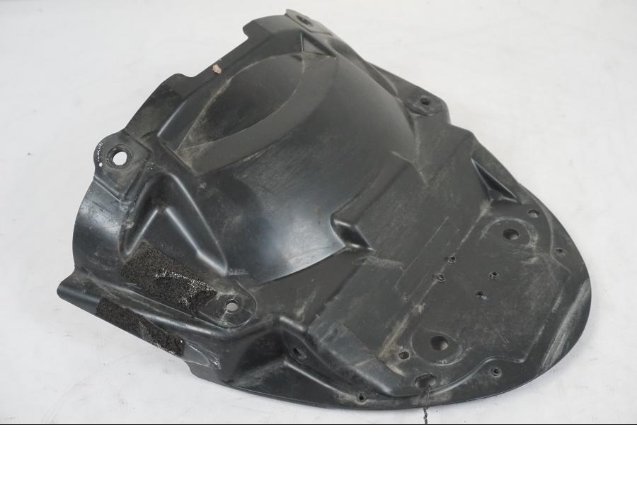 Framsidan på Skylthållare från en Suzuki VZR 1800 -2009 motorcykel.