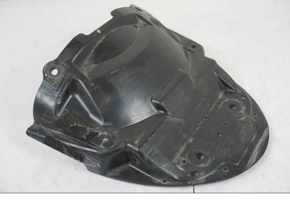 Framsidan på Skylthållare från en Suzuki VZR 1800 -2009 motorcykel.