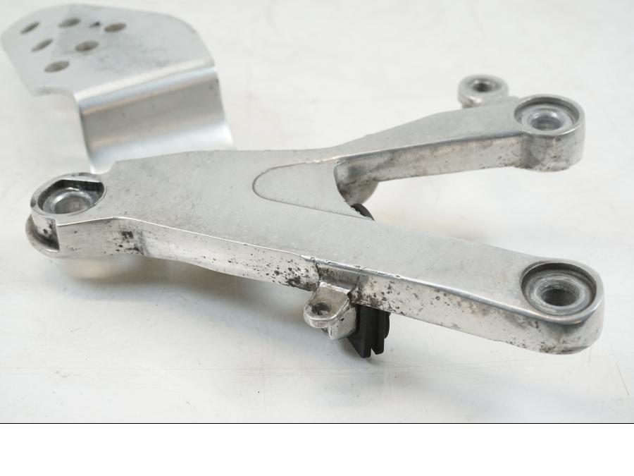 Höger sida på Fotpinnefäste från en Yamaha YZF R6 -1999 motorcykel.