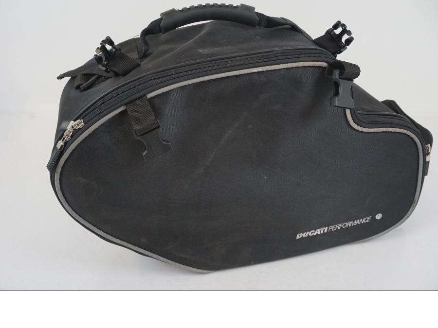 Framsidan på Väska från en Universal Universal -0 moped.