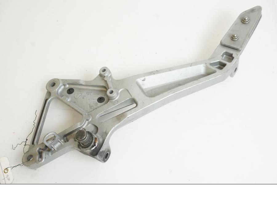 Snett uppifrån på Fotpinnefäste från en Honda CB 600 Hornet -2005 motorcykel.