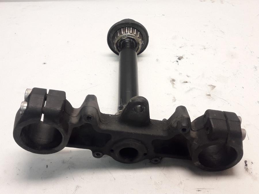 Baksidan på Gaffelkrona från en BMW F 650 GS -2002 motorcykel.