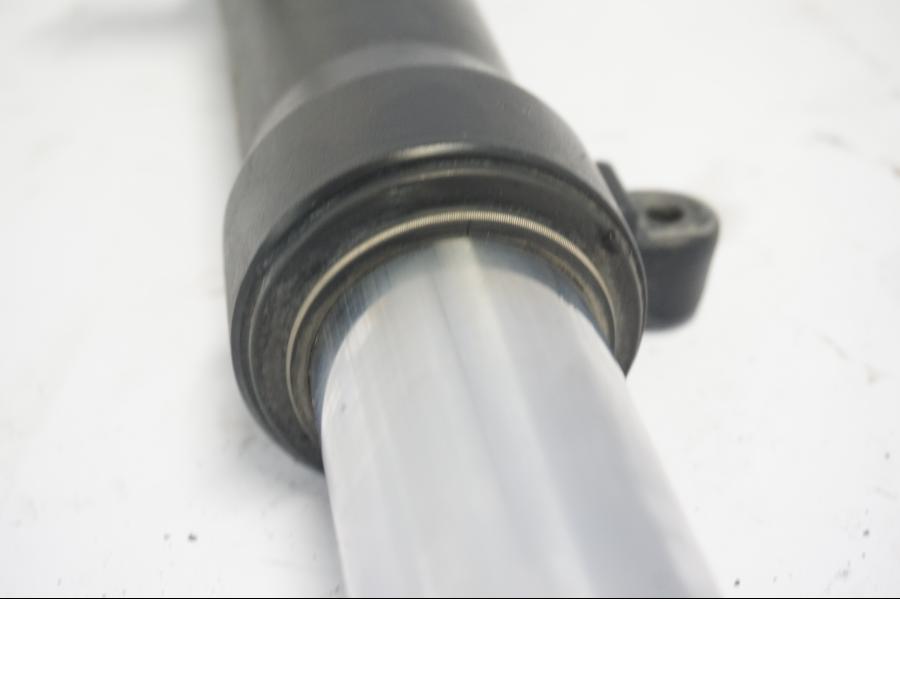 Vänster sida på Gaffelben från en Suzuki DL 1000 -2003 motorcykel.