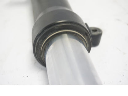 Vänster sida på Gaffelben från en Suzuki DL 1000 -2003 motorcykel.