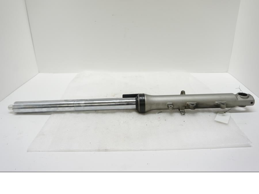 Framsidan på Gaffelben från en Yamaha TDM 900 -2002 motorcykel.