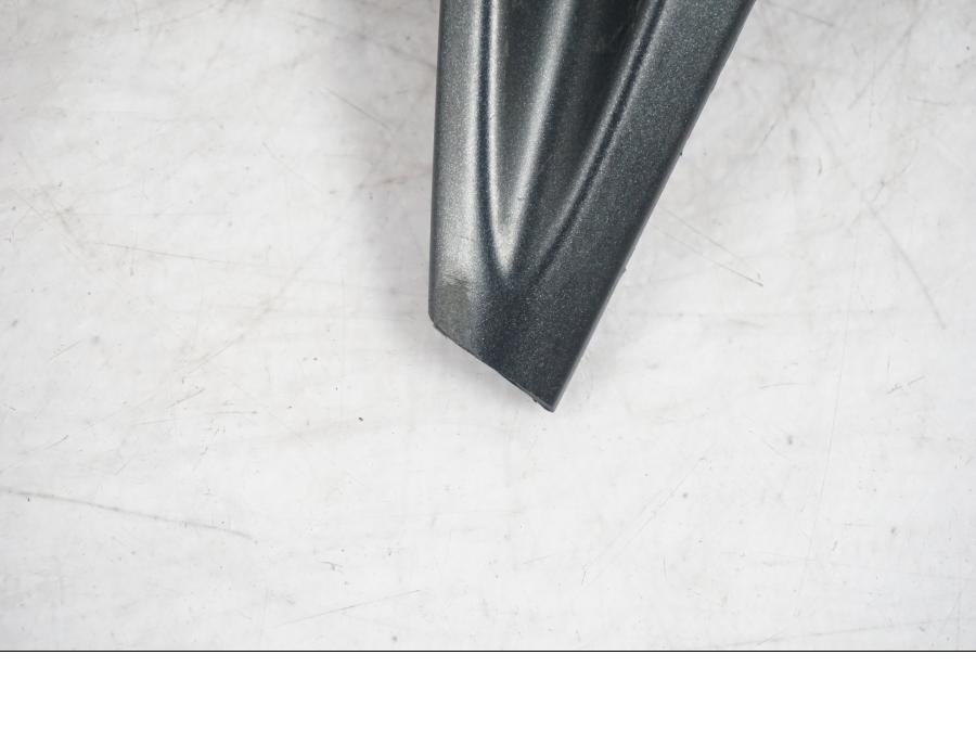 Snett nerifrån på Tankkåpa från en KTM 1290 Super Duke GT -2020 motorcykel.