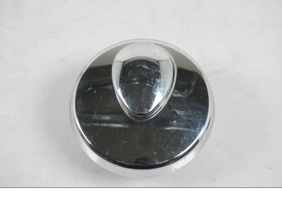 Snett uppifrån på <p>Låssats från Suzuki VL 800 2004.</p>

<p>Tändningslås, tanklock, hjälmlås, lucklås och 2st nycklar.</p> motorcykel.