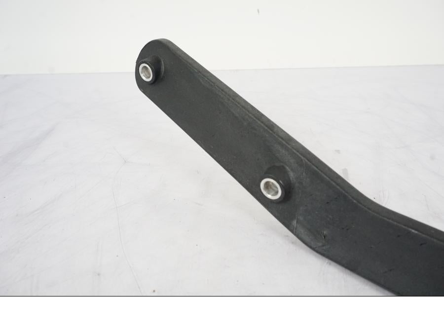 Vänster sida på Passagerarhandtag från en KTM 790 Duke -2019 motorcykel.