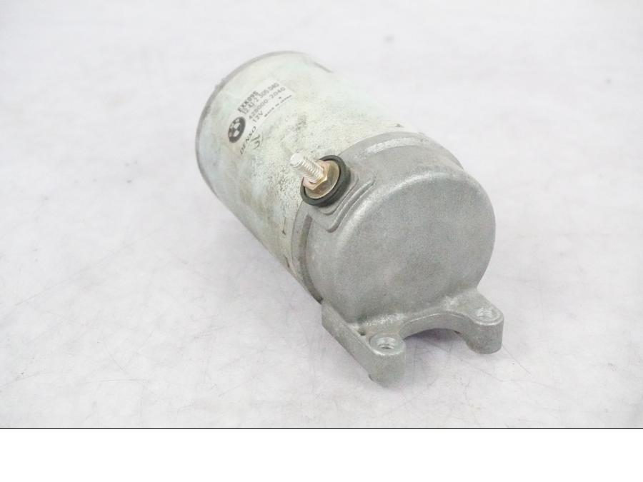 Vänster sida på Startmotor från en BMW K 1200 S -2005 motorcykel.