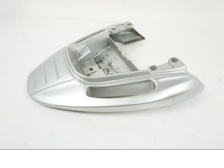 Baksidan på Passagerarhandtag från en Yamaha BT 1100 -2003 motorcykel.