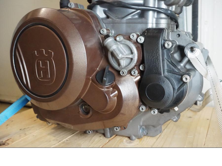 Baksidan på Motor från en Husqvarna 701 SUPERMOTO ABS -2016 motorcykel.