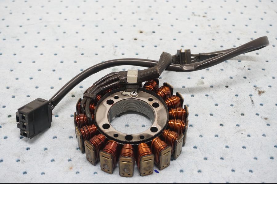 Framsidan på Generator från en Kawasaki Z 900 -2019 motorcykel.