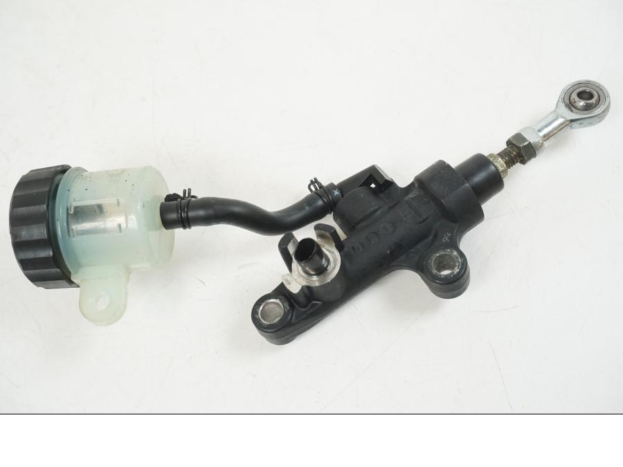 Snett nerifrån på Bromshuvudcylinder från en Yamaha YZF 1000 R1 -2006 motorcykel.