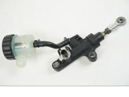 Snett nerifrån på Bromshuvudcylinder från en Yamaha YZF 1000 R1 -2006 motorcykel.