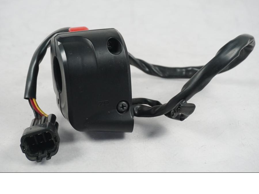 Vänster sida på Styrelreglage från en Kawasaki ER-6N ABS -2010 motorcykel.