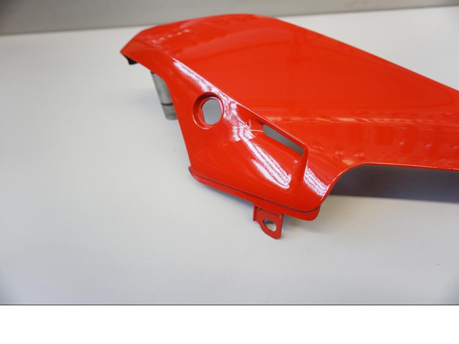 Höger sida på Sidopanel från en Ducati Supersport 939 -2020 motorcykel.