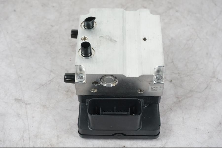 Baksidan på ABS Modulator från en Ducati Multistrada V4 -2024 motorcykel.