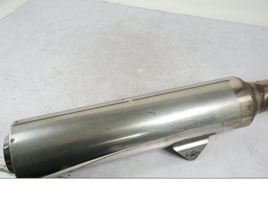 Snett nerifrån på Ljuddämpare från en Honda CBR 1100 XX -2000 motorcykel.