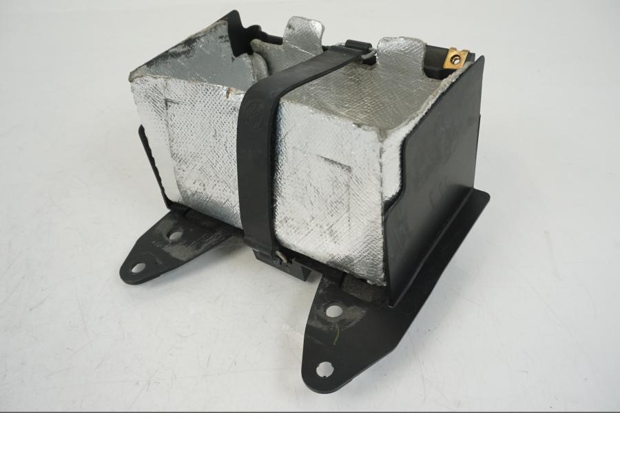 Framsidan på Batterihållare från en Yamaha YZF 1000 R1 -2007 motorcykel.