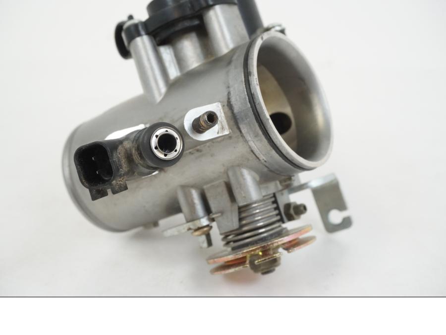 Höger sida på Spjällhus från en AJP PR7 -2021 motorcykel.