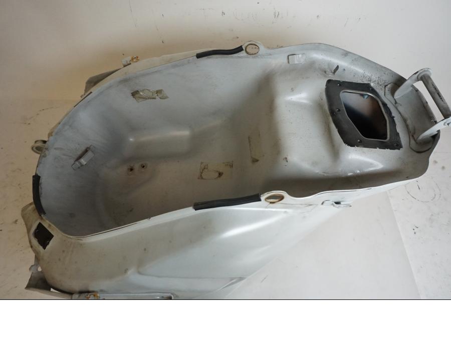 Snett nerifrån på Bensintank från en Ducati Supersport 939 -2019 motorcykel.