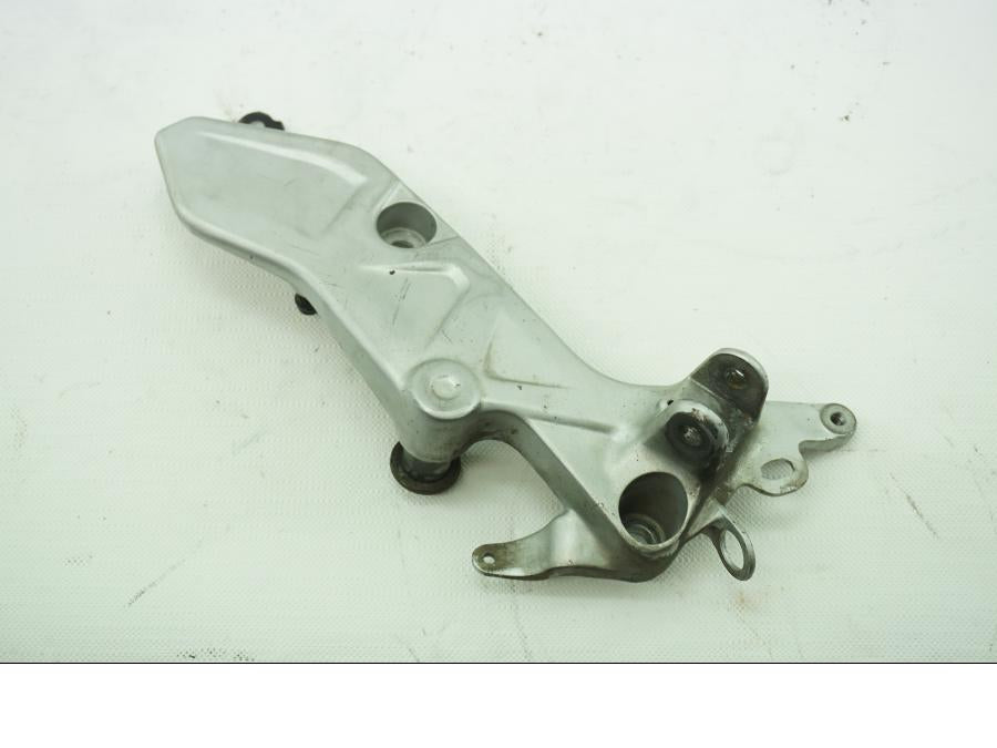 Framsidan på Fotpinnefäste från en Honda VFR 1200 -2012 motorcykel.